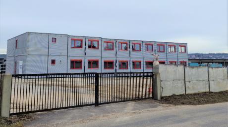 In diesen Containern in Landshausen sollen hauptsächlich Geflüchtete aus der Ukraine unterkommen. Aktuell sind sie noch nicht fest verbaut.