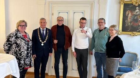 Die Lauinger SPD-Stadtratsmitglieder informierten sich beim Oberbürgermeister von Günzburg. Von links: Irmgard Daub, OB Gerhard Jauernig, Dietmar Bulling, Bernd Schwenk, Markus Stuhler und Ursula Kigele.
