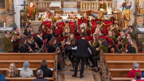 Die Musikkapelle Zusamaltheim erhielt für ihre Darbietungen beim Frühjahrskonzert in der Pfarrkirche viel Beifall. 