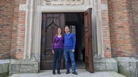 Das neue Pfarrer-Paar für der evangelisch-lutherischen Kirchengemeinde Dillingen: Michalea Lacher und Jonathan Launhardt stehen vor der Katharinenkirche. Die offene Tür stehe dafür, dass die Kirche den Menschen als Anlaufstelle des Glaubens dienen soll.