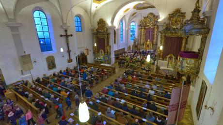 Die Wittislinger Kirche war gut gefüllt beim Benefizkonzert. Mehrere hundert Besucherinnen und Besucher kamen. 