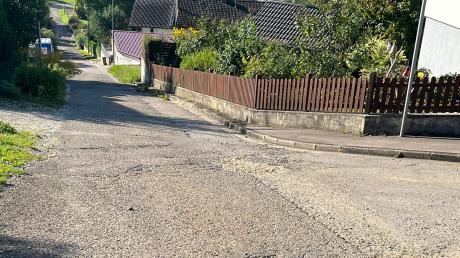 Die Straße am Klosterberg in Fultenbach muss saniert werden. Dafür plant die Gemeinde im Jahr 2024 Ausgaben von rund 500.000 Euro ein, im Jahr darauf noch einmal 250.000 Euro.