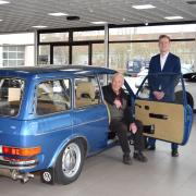 Drei Generationen und ein Autohaus, gegründet 1972: (von links) der aktuelle Geschäftsführer Walter Ohnheiser mit seinem Vater Adolf (sitzend) und Sohn Hannes. Das Oldtimermodell ist ein VW 412 L Variant, Baujahr 1974. 