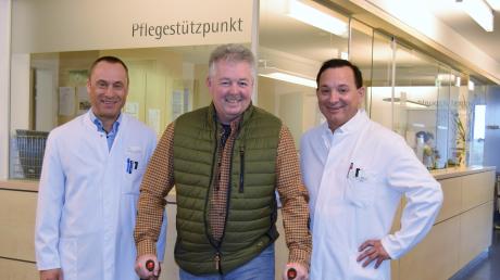 Dr. Jürgen Beck (links) behandelt gemeinsam mit seinem Praxispartner Dr. Timo Deml (rechts) den Patienten Jürgen Reiser. Dem 54-Jährigen setzte Beck erst vor Kurzem eine Hüftprothese nach der sogenannten minimalinvasiven AMIS-Methode ein. 