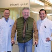 Dr. Jürgen Beck (links) behandelt gemeinsam mit seinem Praxispartner Dr. Timo Deml (rechts) den Patienten Jürgen Reiser. Dem 54-Jährigen setzte Beck erst vor Kurzem eine Hüftprothese nach der sogenannten minimalinvasiven AMIS-Methode ein. 