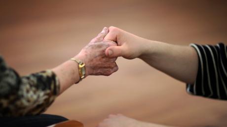 Zwei Drittel der Demenzerkrankten wird zu Hause versorgt. Die Alzheimer-Gesellschaft Dillingen vermittelt dafür Alltagsbegleiter.