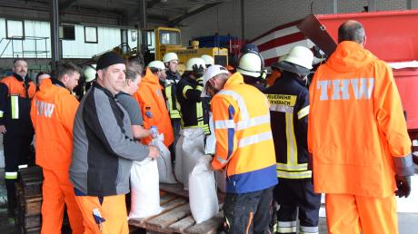 Im Kieswerk Reichhardt in Höchstädt packten Helfer und Helferinnen der Feuerwehren, des THW und des Betriebshofs Wertingen jetzt etwa 2000 Sandsäcke, mit denen Anwesen vor der Überflutung geschützt werden sollen. 