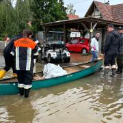 An der Zusam in Wertingen und Buttenwiesen gab es ein extremes Hochwasser – dieses liegt über einem hundertjährlichen Hochwasser. Einsatzkräfte waren mit Booten unterwegs, um Menschen in Sicherheit zu bringen. 