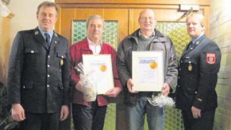 Treue Mitglieder sind bei der Freiwilligen Feuerwehr Hafenreut geehrt worden: (von links) Vorsitzender Hans Huber, Josef Bauer (40 Jahre), Jakob Schiffelholz (25) und Kommandant Heinz Nagel. 