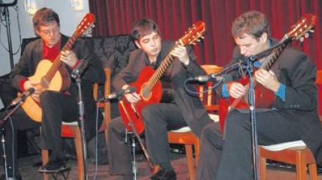 Virtuos und temperamentvoll: das argentinische Gitarrentrio Escolaso im Thaddäus in Kaisheim.  