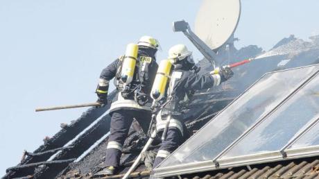 Die Feuerwehrleute mussten die Dachplatten entfernen, um die Glutnester finden und ablöschen zu können. Insgesamt waren etwa 100 Einsatzkräfte vor Ort, um den Brand zu bekämpfen.  