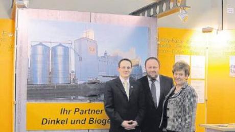Der Stand der Erlingshofener Firma SLP auf der „Biofach“: (von links) Dr. Rampl vom Bayerischen Müllerbund, Michael Sailer und Johanna Zorn-Sailer.  