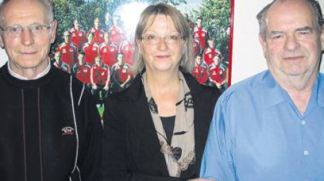 Geehrt für ihr Engagement und langjährige Mitgliedschaft im FC Mertingen (von links) Hermann Müller, Vorsitzende Doris Mayrle und Alois Bauer.  