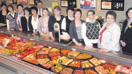 Der Edeka in Monheim wurde mit dem „Fleisch Star 2011“ für die beste Fleisch- und Wurstabteilung in Deutschland ausgezeichnet. Das Bild zeigt die Mitarbeiterinnen der Abteilung und Marktleiterin Hannelore Deckinger (ganz links).  