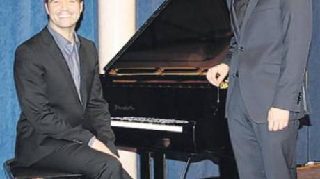 Marcelo Amaral als feinsinniger Begleiter und John Chest gestalteten einen vollendeten Schubert-Liederabend auf dem Mertinger Podium. 