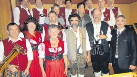 Zum neunten Mal lud Bürgermeister Karl Malz zum „Tapfheimer Hoigarta“ ein. Unser Bild zeigt ihn (rechts) zusammen mit allen Mitwirkenden.  