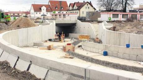 Die Einfahrtsrampen und die Brücke für die neue Pkw-befahrbare Bahnunterführung in Bäumenheim sind fertig. 