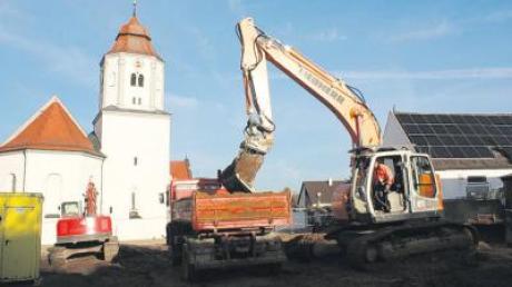 Eine neue Perspektive bietet sich auf die Buchdorfer Pfarrkirche, nachdem das alte Jugendheim der Spitzhacke zum Opfer gefallen ist.  