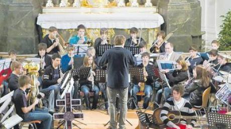 Viel Applaus ernteten die Schüler und Lehrer von Heilig Kreuz bei ihrem Konzert in der Tapfheimer Pfarrkirche St. Peter und Paul. 