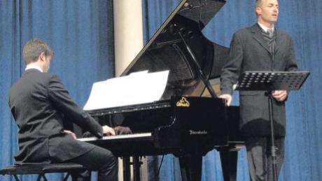 Tobias Scharfenberger und Marcelo Amaral (Klavier) bestreiten in Mertingen den zweiten Teil der Schubert-Reihe.  