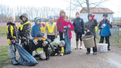 Die Kindergruppe „Baggersee-Frösche“ vom Bund Naturschutz sammelten in ihrer Gemeinde Müll – um die Umwelt zu entlasten. 