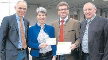 Ehrenamt wird belohnt. CSU-Fraktionsvorsitzender Georg Schmid (2. von rechts) überreichte den Verantwortlichen des Aktiv-Parks (von links) Markus Jocher, Eva Münsinger und Harald Müller einen Scheck über 2000 Euro. 