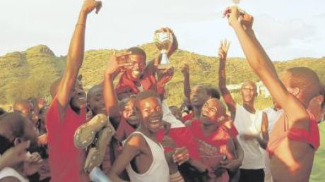 Die Klasse 11 A der St. Joseph’s Highschool freut sich über den Gewinn des Florian-Cups, der zu Ehren des Tapfheimer Sportfreiwilligen ausgespielt wurde. 