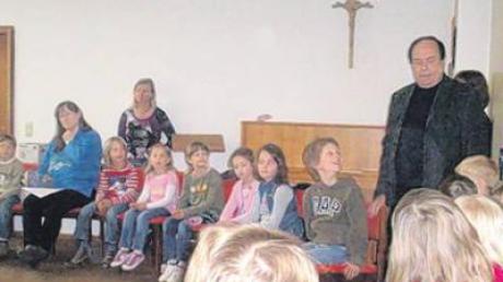Pfarrer Ivan Novosel und die Betreuerinnen im Kreis der Schüler bei den Kinderbibelnachmittagen. 