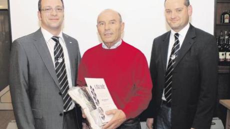 Der Vorsitzende des TSV Bäumenheim, Nico Hippe (links), und sein Stellvertreter Martin Paninka (rechts) freuten sich, Adolf Schmid für 60 Jahre Mitgliedschaft auszeichnen zu dürfen.  