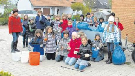 Die Mädchen und Buben der Volksschule Tapfheim haben sich auch heuer an der Aktion „Der AWV räumt auf“ beteiligt und viel Abfall eingesammelt. 