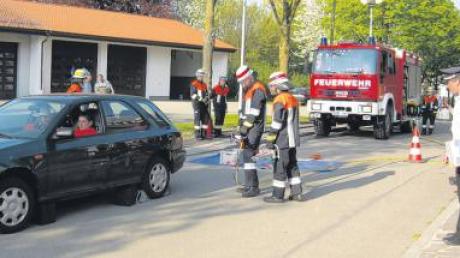 Unter den strengen Augen der Schiedsrichter haben 27 Feuerwehrleute in Mertingen die Leistungsprüfung abgelegt.  
