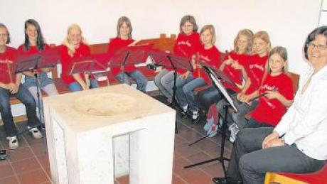 Die Flötengruppe Piccolinos unter der Leitung von Karin Obermaier gestaltete den Familiengottesdienst der evangelischen Kirchengemeinde mit.  