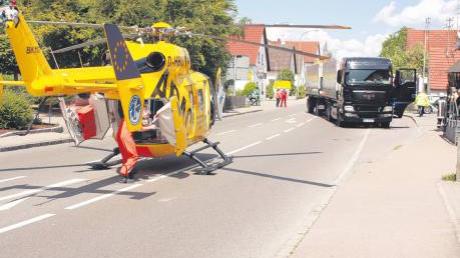 Unter diesen Laster geriet in Erlingshofen gestern kurz vor 14 Uhr eine 71-Jährige. Sie schob ihr Fahrrad über die Straße. Der Lkw-Lenker, der gerade anfuhr, bemerkte die Frau überhaupt nicht.  