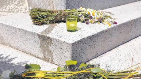Zeichen des Mitgefühls und der Trauer: Menschen, die das Ehepaar in Rain kannten, haben auf der Treppe des Hauses Blumen niedergelegt.  