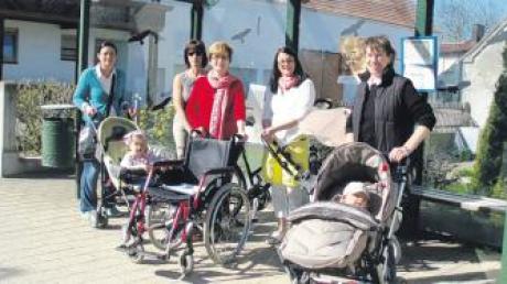 Ein etwas anderer Test: Mit Kinderwagen, Rollstuhl und Fahrrädern unterzogen Buchdorferinnen ihre Gemeinde einer kritischen Prüfung.  