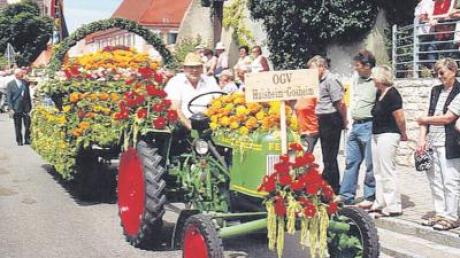 Ein prächtiger Umzug mit Blumenwagen war 2005 einer der Höhepunkte des großen Fest des Obst- und Gartenbauvereins Huisheim-Gosheim.  