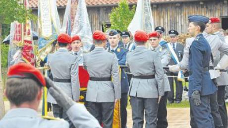 Feierlicher Akt: 45 Rekruten, überwiegend freiwillige Wehrdienstleistende, gelobten in Buchdorf, der Bundesrepublik treu zu dienen.