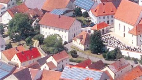 Weil sich in der Nähe des Fünfstetter Rathauses (Mitte) denkmalgeschützte Gebäude befinden, hat das Landratsamt den Plänen der Gemeinde, auf dem Dach eine Fotovoltaikanlage zu errichten, eine Absage erteilt – zum Ärger von Bürgermeister Werner Siebert.  