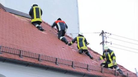 Die Feuerwehr von Rögling kam rasch zu Hilfe und deckte das Kirchendach so weit wie möglich wieder provisorisch ein.  