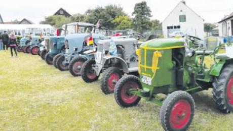 Eine Ausstellung historischer Traktoren war beim zweitägigen Jubiläum des Krieger-, Soldaten- und Kameradenvereins Buchdorf zu besichtigen.  