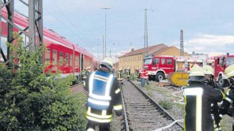 Übung im Donauwörther Bahnhof: Die Feuerwehren aus Bäumenheim und Mertingen rüsteten sich für den Ernstfall. Simuliert wurde ein Zugunglück.  