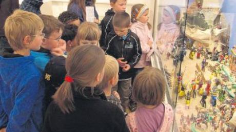 Kinder führen Kinder – am kommenden Samstag in Donauwörth: Veronika Feiler (mit dem weißten Zettel) führt wieder durch zwei Ausstellungen.  