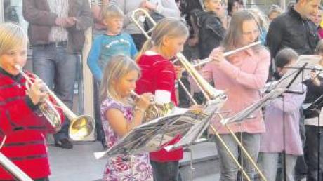 Die jungen Bläserinnen der Donauwörther Musikkids suchen Verstärkung. Das Bild entstand beim Sommerfest der Schule in Riedlingen.  