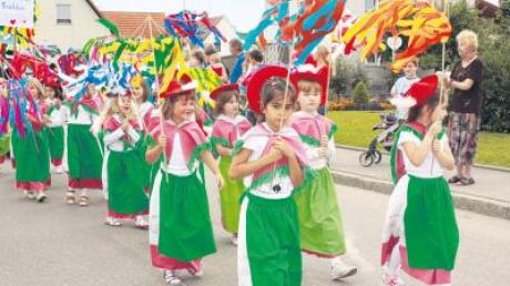 Ein Farbtupfer im Umzug: Bunte Kleider trugen diese Mädchen beim traditionellen Kinderfest.