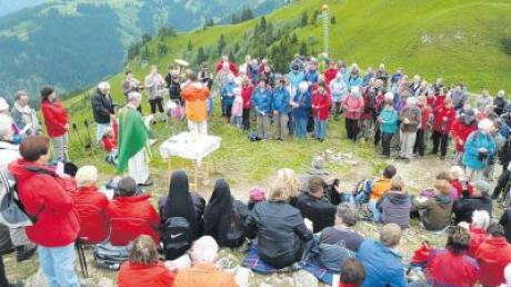 Über 150 Bergfreunde genossen eine Bergmesse im Tannheimer Tal. 