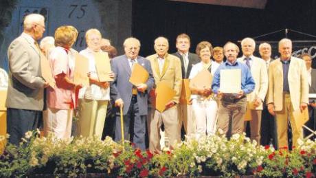 Für jahrzehntelanges Engagement ehrte der Obst- und Gartenbauverein Neudegger Siedlung eine Reihe von Mitgliedern. Cilly Reißlöhner, Alfred Herb und Hermann Dorsch sind nun Ehrenmitglieder. 