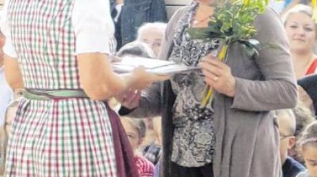 Bei der Mangoldschule Donauwörth wurden von Rektorin Sibylle Lutzkat ihre Stellvertreterin Konrektorin Johanna Eberhardt (rechtes Bild) und die „gute Seele“ der Schule, Elisabeth Förg, verabschiedet.  