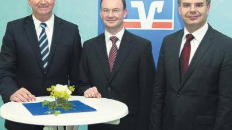 Das Führungstrio der Raiffeisen-Volksbank Donauwörth bei der Vorstellung des neuen Vorstandsmitglieds (von links): Friedrich Hertle, Manfred Gasteiger und Michael Kruck. 