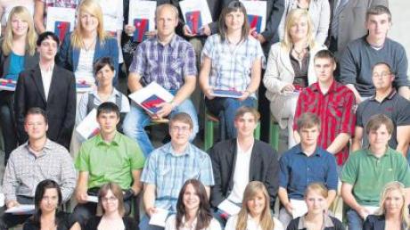 Die geehrten besten Abschlussschülerinnen und -schüler an der Berufsschule Donauwörth mit einem Notendurchschnitt bis 1,4.  