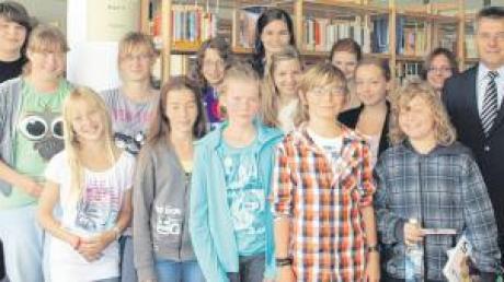 Eine große Zahl von Schülern des Gymnasiums Donauwörth hat in diesem Schuljahr Glanzleistungen in verschiedenen Wettbewerben vollbracht. Hierfür zeichnete sie Schulleiter Auinger aus. 